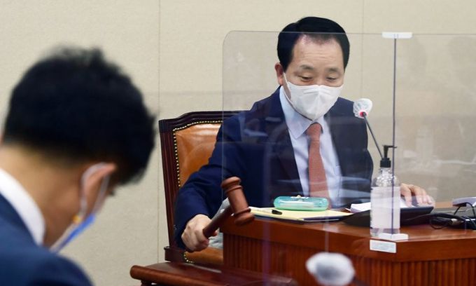 지난 4월 12일 서울 여의도 국회에서 열린 정무위원회 법안심사제2소위원회에서 성일종 소위원장이 의사봉을 두드리고 있다. 연합뉴스