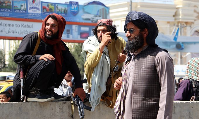 25일(현지시간) 아프간 수도 카불공항 밖에서 경비를 서는 탈레반 대원들 모습. 탈레반은 자국민들이 카불공항을 통해 출국하는 것을 더는 허용하지 않겠다고 엄포를 놨다. 카불=UPI연합뉴스