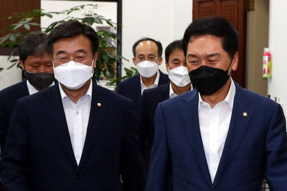 더불어민주당 윤호중 원내대표(왼쪽)와 국민의힘 김기현 원내대표가 25일 국회 의장실에서 열린 국회의장- 여야 원내대표 회동에 참석하고 있다. 연합뉴스