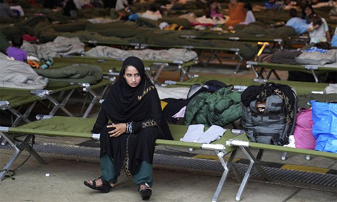 지난 24일(현지시간) 탈레반을 피해 아프가니스탄을 탈출한 민간인들이 독일 람슈타인 미 공군기지 내에 임시로 마련된 수용소에서 휴식을 취하고 있다. 람슈타인=AP연합뉴스