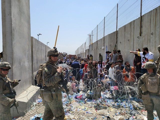 25일(현지시간) 아프가니스탄 카불 공항에 아프간을 탈출하기 위한 인파가 모여 있다. 뉴시스