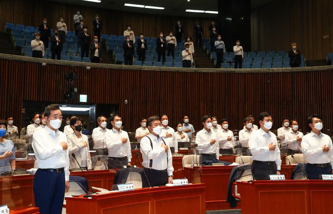 워크숍 갖는 민주 더불어민주당 송영길 대표(앞줄 오른쪽 두번째)와 대선 경선 후보 등 의원들이 26일 국회에서 열린 2021년 정기국회 대비 국회의원 워크숍에서 국민의례를 하고 있다. 서상배 선임기자