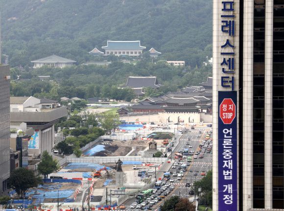 징벌적 손해배상제 도입을 골자로 한 언론중재법이 국회 법제사법위원회에서 여당 단독으로 처리된 25일 오후 서울 중구 한국프레스센터 외벽에 언론중재법 개정에 반대한 대형 현수막이 걸려있다. 뉴시스