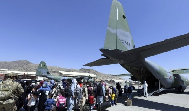 한국으로 이송될 아프간 현지 조력자와 가족들이 25일 아프가니스탄 카불공항에서 공군 C-130J 수퍼허큘리스 수송기에 탑승하기 위해 대기하고 있다. 공군 제공. 연합뉴스