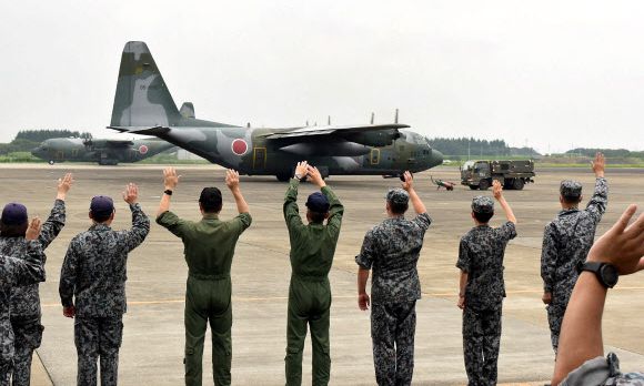 일본 사이타마현 이루마 공군기지에서 이륙 준비를 하는 C-2 수송기 모습. AFP 연합뉴스