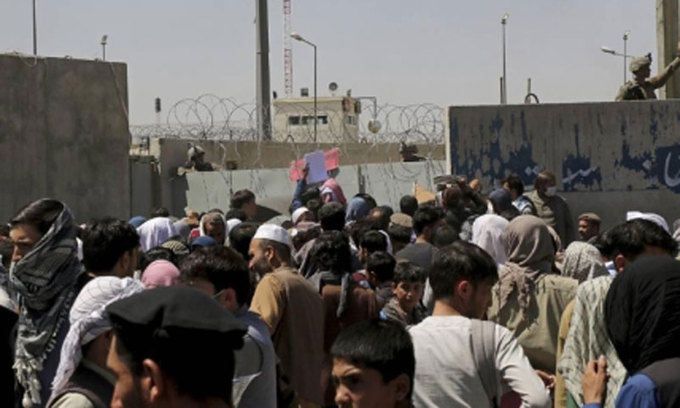 아프가니스탄 카불 공항에 몰려든 연지 인파. 연합뉴스.