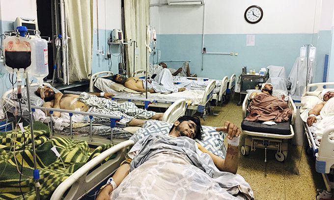 아프가니스탄 카불 공항 외곽에서 26일(현지시간) 연쇄 자살폭탄 테러가 발생해 부상한 아프간인들이 병원 침대에 누워있다. 카불=AP뉴시스