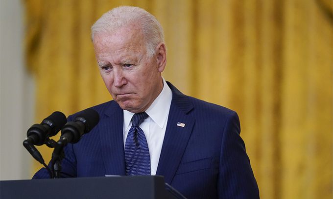 조 바이든 미국 대통령이 26일(현지시간) 백악관 이스트룸에서 최소 12명의 미군이 숨진 아프가니스탄 카불 공항 인근 폭탄 테러에 관한 연설 중 잠시 발언을 멈추고 있다. 워싱턴DC=AP뉴시스