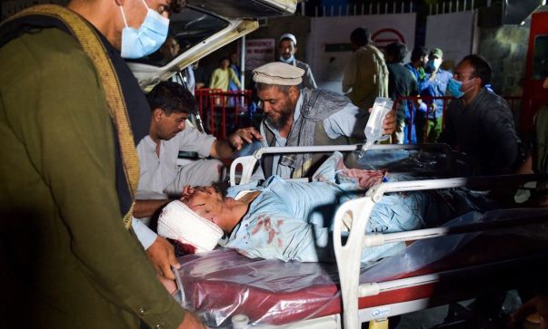 아프가니스탄의 수도 카불 공항 인근에서 26일(현지시간) 연쇄 자살폭탄 테러가 발생해 부상자가 이송돼고 있다. AFP=뉴스1