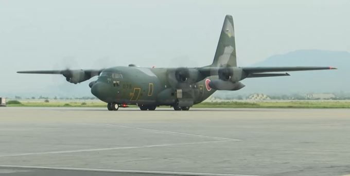 일본 항공자위대 C-130 수송기가 지난 25일 일본인과 일본 협력자 수송작전을 위해 아프가니스탄 인접 파키스탄 이슬라마바드공항에 착륙하고 있다. 26일 아프간 카불공항에 투입했으나 대피 희망자가 공항에 모이지 않아 이슬라마바드공항으로 귀환했다. 유튜브 캡처
