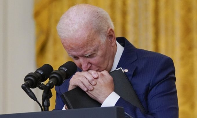 조 바이든 미국 대통령이 26일(현지시간) 워싱턴DC 백악관 이스트룸에서 아프가니스탄 카불 공항 폭탄테러 관련 대국민 연설을 하던 도중 발언을 잠시 멈추고 고개를 숙이고 있다. 워싱턴 AP=연합뉴스