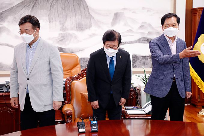 서로 다른 곳 보는 與野 더불어민주당 윤호중 원내대표(왼쪽)와 국민의힘 김기현 원내대표(오른쪽)가 29일 서울 여의도 국회에서 박병석 국회의장 주재로 회동해 본회의 의사 일정 관련 협의에 앞서 기념촬영을 마치고 자리로 향하고 있다. 남정탁 기자