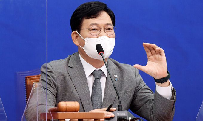 송영길 더불어민주당 대표가 30일 서울 여의도 국회에서 열린 최고위원회의에서 모두발언을 하고 있다. 뉴스1