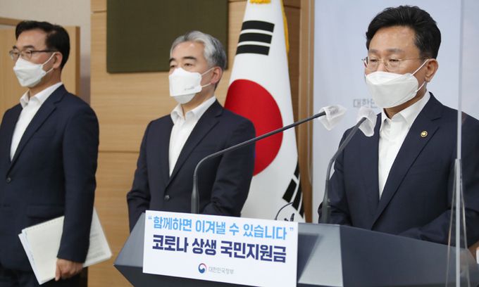 고규창 행정안전부 차관이 30일 정부서울청사 별관 브리핑실에서 코로나 상생 국민지원금을 오는 9월 6일부터 지급을 시작한다는 코로나 상생 국민지원금 세부 시행계획을 발표하고 있다. 연합뉴스