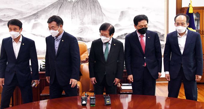 박병석 국회의장과 여야 원내지도부가 30일 서울 여의도 국회의장실에서 열린 여야 원내대표 회동에서 기념촬영을 마친 후 각자 자리하고 있다. 왼쪽부터 더불어민주당 한병도 원내수석부대표, 윤호중 원내대표, 박 의장, 국민의힘 김기현 원내대표, 추경호 원내수석부대표. 여야는 이 자리에서 언론중재법 상정 여부를 최종 협의한다. 뉴스1