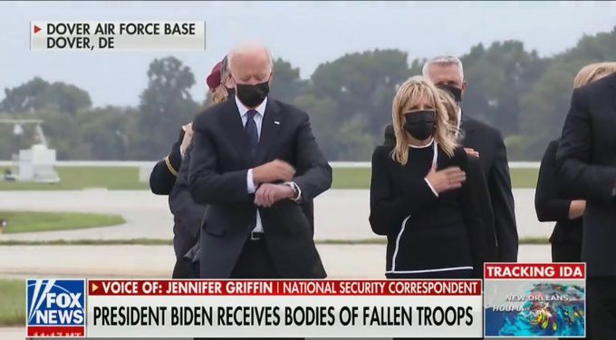 지난 29일(현지시간) 미국 델라웨어주 도버 공군기지에서 테러로 숨진 아프가니스탄 파병 미군 13명의 유해 송환식에 참석한 조 바이든 대통령(앞줄 왼쪽)이 시계를 살펴보고 있다. 바이든 대통령은 가슴에 손을 얹어 조의를 표한 부인 질 여사(〃 가운데)와 대조된 모습을 보여 빈축을 샀다. 폭스 뉴스(FOX News) 영상 캡처
