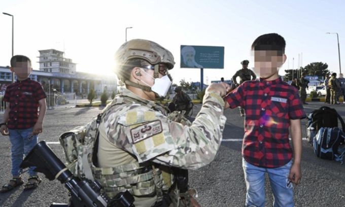 공군 최정예 특수부대 요원인 공정통제사가 25일 아프가니스탄 카불공항에서 한국으로 이송될 아프간 현지 조력자 자녀와 인사하고 있다. 공군 제공