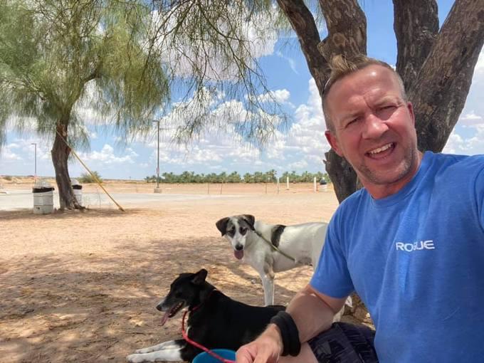 아프가니스탄에 세운 유기동물 보호소 나우자드(Nowzad) 설립자 폴 파딩과 유기견들. 나우자드 사회관계망서비스 갈무리