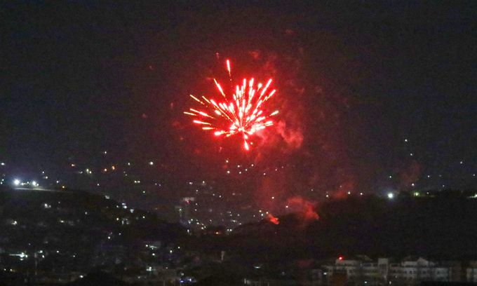 31일(현지시간) 아프가니스탄 수도 카불 국제공항에서 마지막 미국 항공기가 이륙한 직후 밤하늘에 이를 축하하는 발포가 펼쳐지고 있다. 카불=AFP연합뉴스