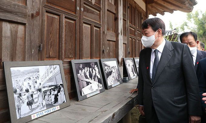 윤석열 경선 후보가 31일 오전 충북 옥천군에 있는 육영수 여사 생가를 둘러보고 있다. 윤석열 캠프 제공