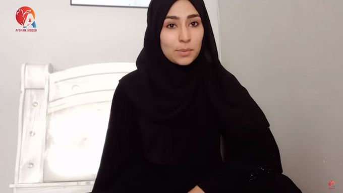 지난 19일 유튜브 채널 아프간 인사이더에 등장한 나즈마 사데키가 구독자들에게 마지막 인사를 하고 있다. 유튜브 채널 아프간 인사이더 캡처