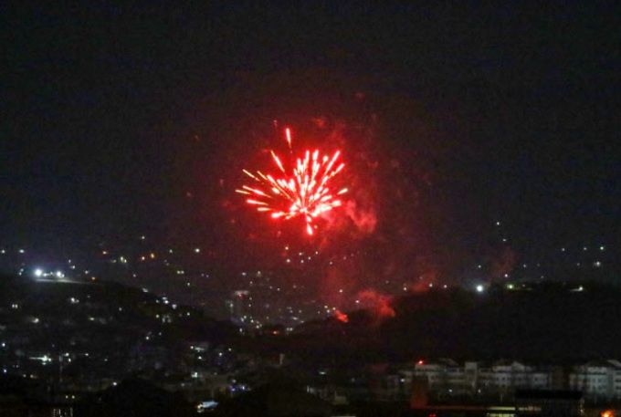 미군이 아프가니스탄에서 완전히 철군한 직후인 8월 31일 오전(현지시간) 수도 카불 시내에서 탈레반이 축하의 의미로 쏜 폭죽이 터지고 있다. 카불=AFP연합뉴스