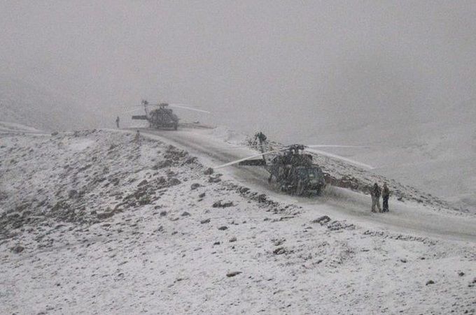 지난 2008년 2월 당시 조 바이든 상원의원 등이 탄 헬기 2기가 아프간 산악지대에 비상착륙해 대기하고 있다. WSJ 제공