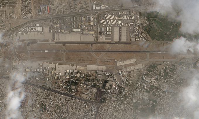 지난달 31일(현지시간) 수도 카불의 하미드 카르자이 국제공항 모습을 위성으로 촬영한 사진. 카불=AP연합뉴스