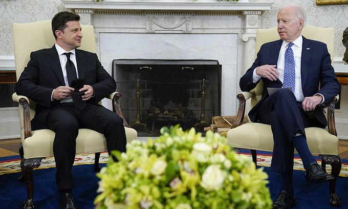 1일(현지시간) 조 바이든 미국 대통령(오른쪽)이 백악관에서 볼로디미르 젤렌스키 우크라이나 대통령과 정상회담을 하고 있다. 워싱턴=AP연합뉴스