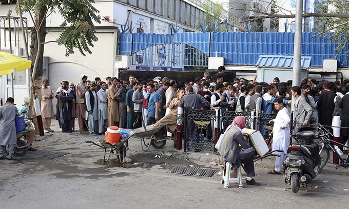 아프가니스탄인들이 지난달 30일(현지시간) 예금 인출을 위해 수도 카불의 한 은행 점포에서 줄지어 있다. 카불=AP연합뉴스