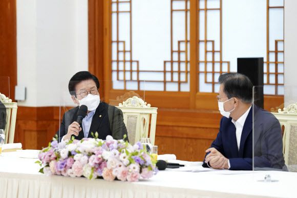 박병석 국회의장이 3일 청와대에서 열린 문재인 대통령 초청 국회의장단 및 상임위원장단 오찬간담회에서 발언하고 있다. 뉴스1