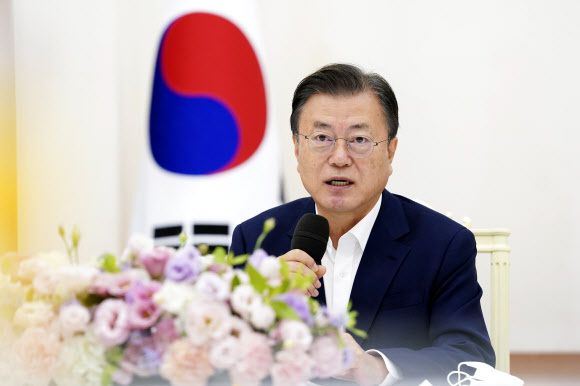 문재인 대통령이 3일 청와대에서 열린 국회의장단 및 상임위원장단 초청 오찬간담회에서 발언하고 있다. 뉴스1