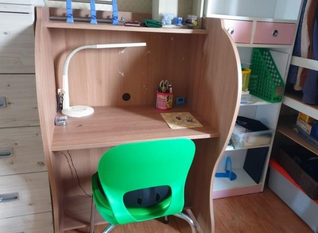 초등교사를 꿈꿨던 A씨가 생전 사용했던 책상. A씨 가족 제공. 연합뉴스