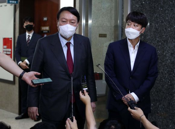 이준석 국민의힘 대표와 윤석열 국민의힘 대선 후보가 6일 서울 여의도 국회 당대표실에서 비공개 면담을 마친 뒤 나와 기자들의 질문에 답변하고 있다. 뉴스1
