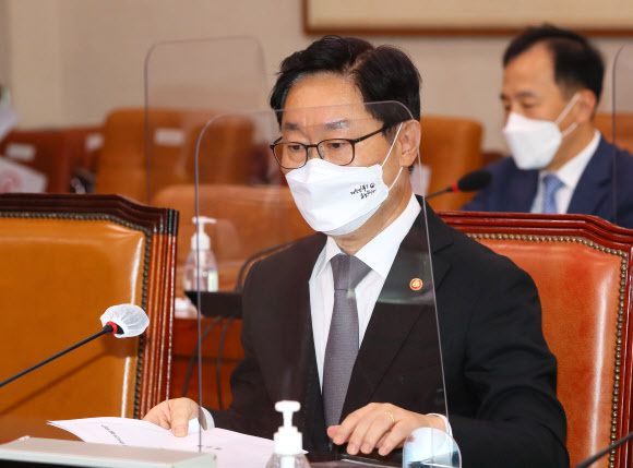 박범계 법무부 장관이 6일 서울 여의도 국회 법제사법위원회에서 열린 '윤석열 전 검찰총장의 고발 사주 의혹'과 관련한 현안 질의를 위한 전체회의에 출석하고 있다. 연합뉴스