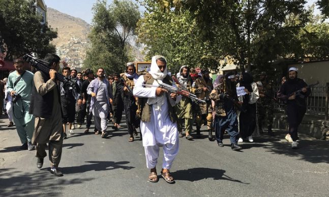 7일(현지시간) 탈레반 대원들이 아프가니스탄 카불서 진행된 시위대를 진압하고 있다. 카불(아프가니스탄)=AP/뉴시스