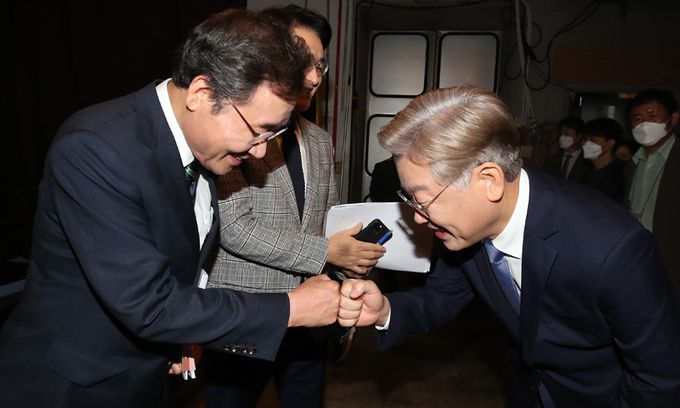 이재명 더불어민주당 대선 경선 후보가 지난 7일 대구 수성구 TBC에서 열린 제20대 대통령선거 경선 후보 토론회에 앞서 이낙연 후보와 주먹인사를 하고 있다. 뉴시스