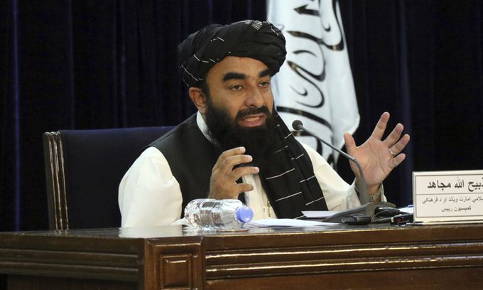 자비훌라 무자히드 탈레반 대변인이 지난 7일(현지시간) 아프가니스탄 카불에서 기자회견 하며 새 정부 구성원을 발표하고 있다. 카불=AP뉴시스