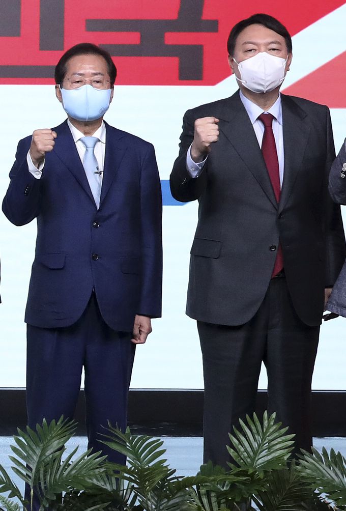 홍준표 국민의힘 의원(좌)과 윤석열 전 검찰총장(우) 뉴시스