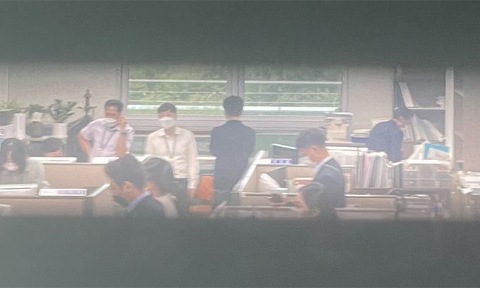 고위공직자비리수사처수사관들이 10일 윤석열 전 검찰총장의 이른바 고발사주 의혹과 관련, '키맨'으로 지목된 국민의힘 김웅 의원의 국회 의원회관 사무실을 압수수색하고 있다. 연합뉴스