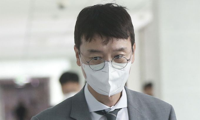 윤석열 전 검찰총장의 이른바 '고발 사주' 의혹과 관련한 핵심 당사자인 국민의힘 김웅 의원이 지난 10일 고위공직자범죄수사처 수사관들이 압수수색에 나선 국회 의원회관 자신의 사무실에 도착하고 있다. 연합뉴스