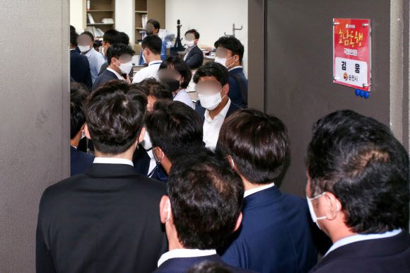 이준석 국민의힘 대표가 13일 고위공직자범죄수사처의 압수수색이 재개된 서울 여의도 국회 의원회관 김웅 국민의힘 의원 사무실로 들어가고 있다. 공동취재사진