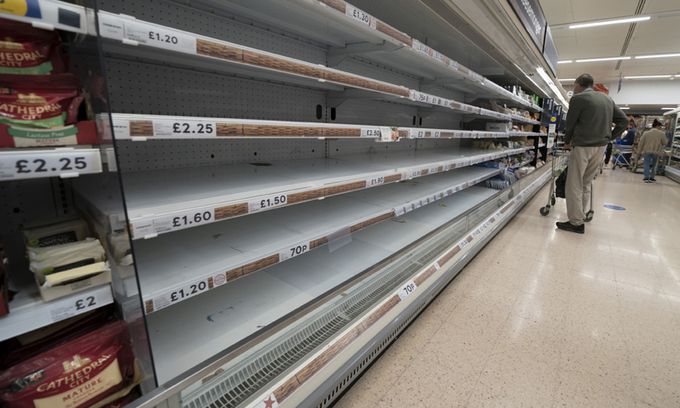 12일(현지시간) 영국 최대 슈퍼마켓 체인 테스코 맨체스터 지점의 진열대 곳곳이 텅텅 비어 있는 모습. 맨체스터=AP연합뉴스