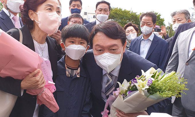 국민의힘 윤석열 대선 경선 후보(가운데)가 13일 경북 안동의 경상북도 유교문화회관을 찾아 지지자들과 함께 기념사진을 찍고 있다. 안동=뉴시스