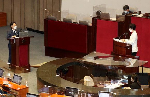 박범계 법무부 장관이 13일 오후 국회 본회의에서 열린 정치 분야 대정부 질문에 출석해 백혜련 더불어민주당 의원 질의에 답변하고 있다. 뉴스1