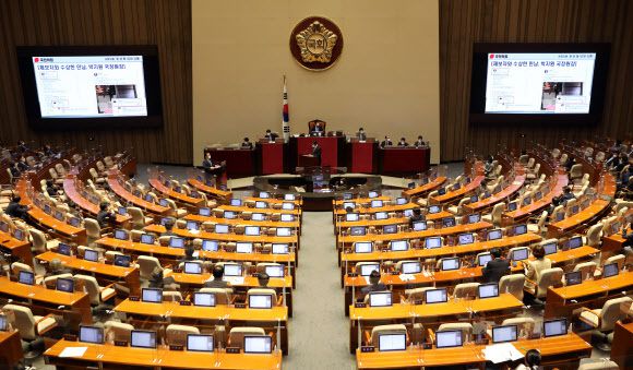 김부겸 국무총리가 13일 오후 국회 본회의에서 열린 정치 분야 대정부 질문에 출석해 권성동 국민의힘 의원 질의에 답변하고 있다. 공동취재사진