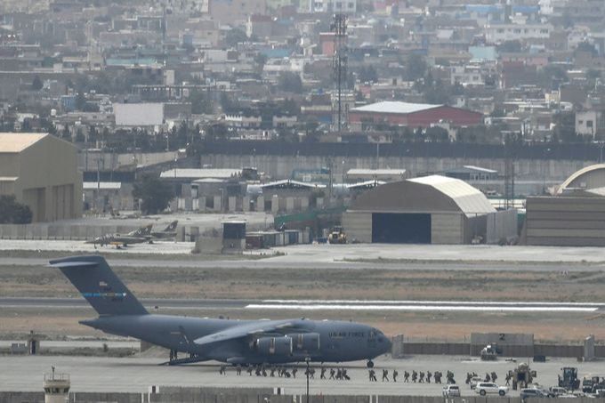 미국이 아프가니스탄 주둔 미군 및 민간인 대피 작전을 종료한 지난 8월30일(현지시간) 아프간 카불 공항에서 미군 장병들이 줄지어 미국 공군 수송기에 탑승하고 있다. 카불=AFP연합뉴스