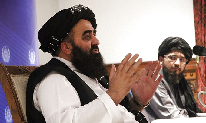 아프간 탈레반 정권의 아미르 칸 무타키 외교부 장관이 14일(현지시간) 수도 카불에서 기자회견을 하고 있다. 그는 이 자리에서 인도적 차원의 국제 지원을 요청했다. 카불=신화연합뉴스