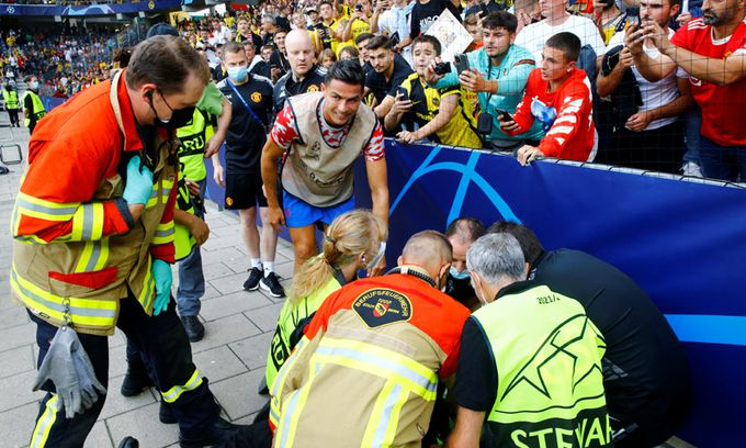 맨유의 크리스티아누 호날두(왼쪽 세번째)가 15일 UCL 조별리그 F조 1차전 경기에 앞서 연습 중 실수로 날린 공이 진행요원을 강타하자 쓰러진 요원 옆에서 상태를 지켜보고 있다. 베른=로이터연합뉴스
