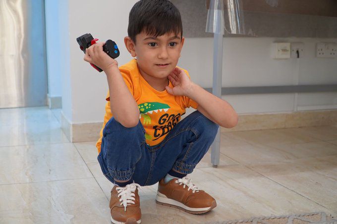 홀로 아프가니스탄을 떠나 아빠와 극적 상봉한 3세 아프간 소년. 롤와 알 카터 카타르 외무부 차관보 사회관계망서비스(SNS) 갈무리